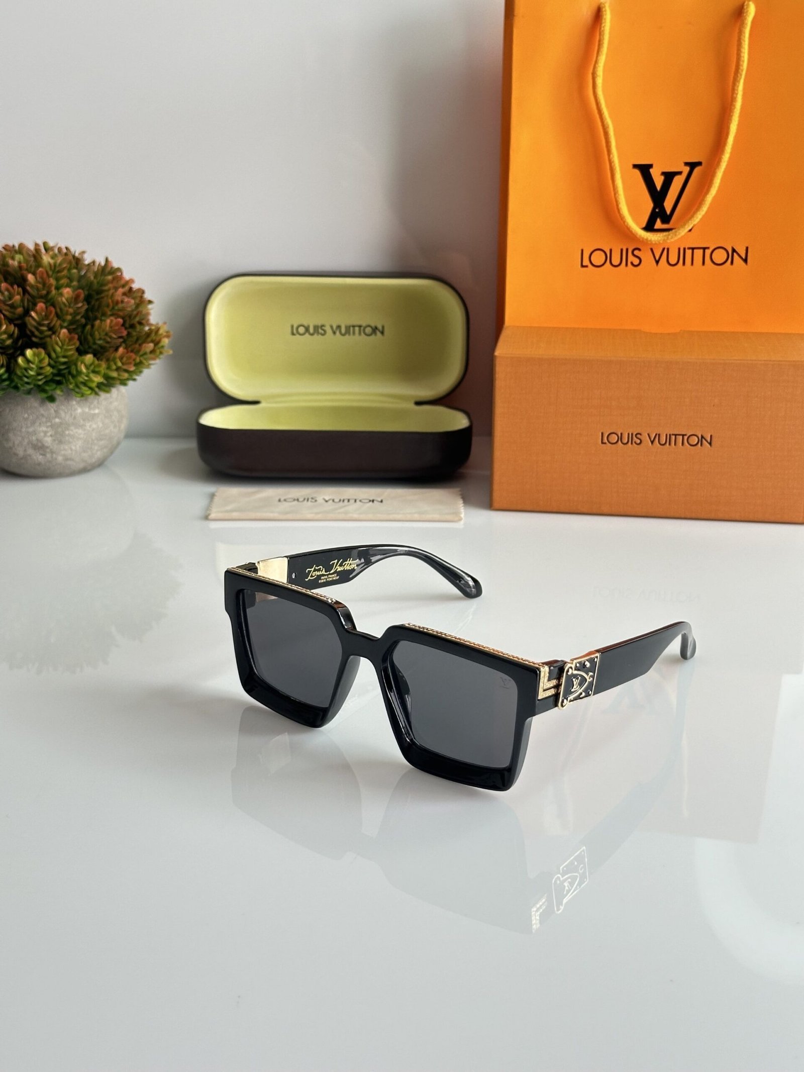 Louis_Vuitton_0993_Gold_Black