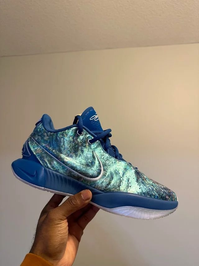 Nike LeBron Basketball shoes - Image 3