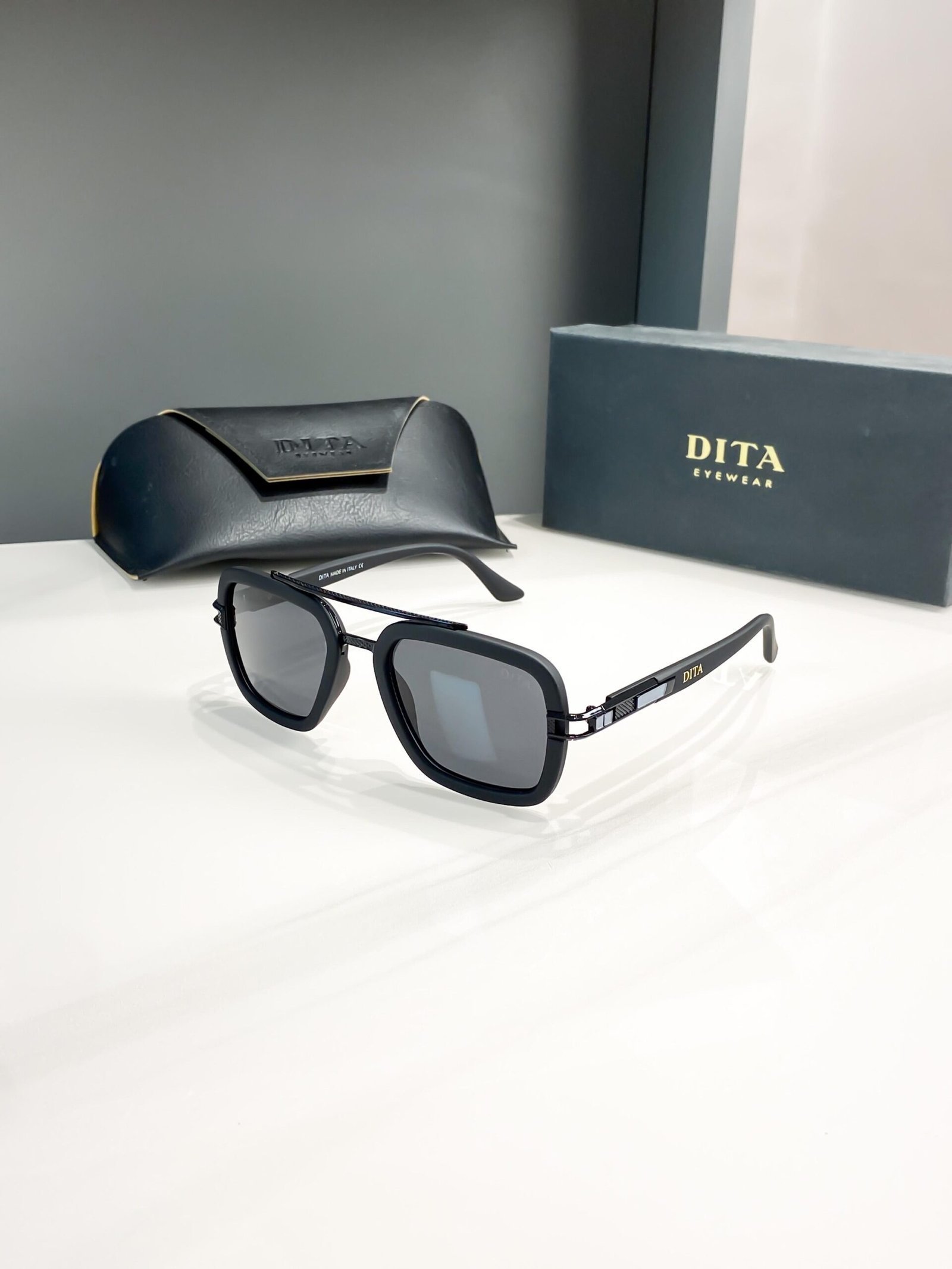 Dita Full Black