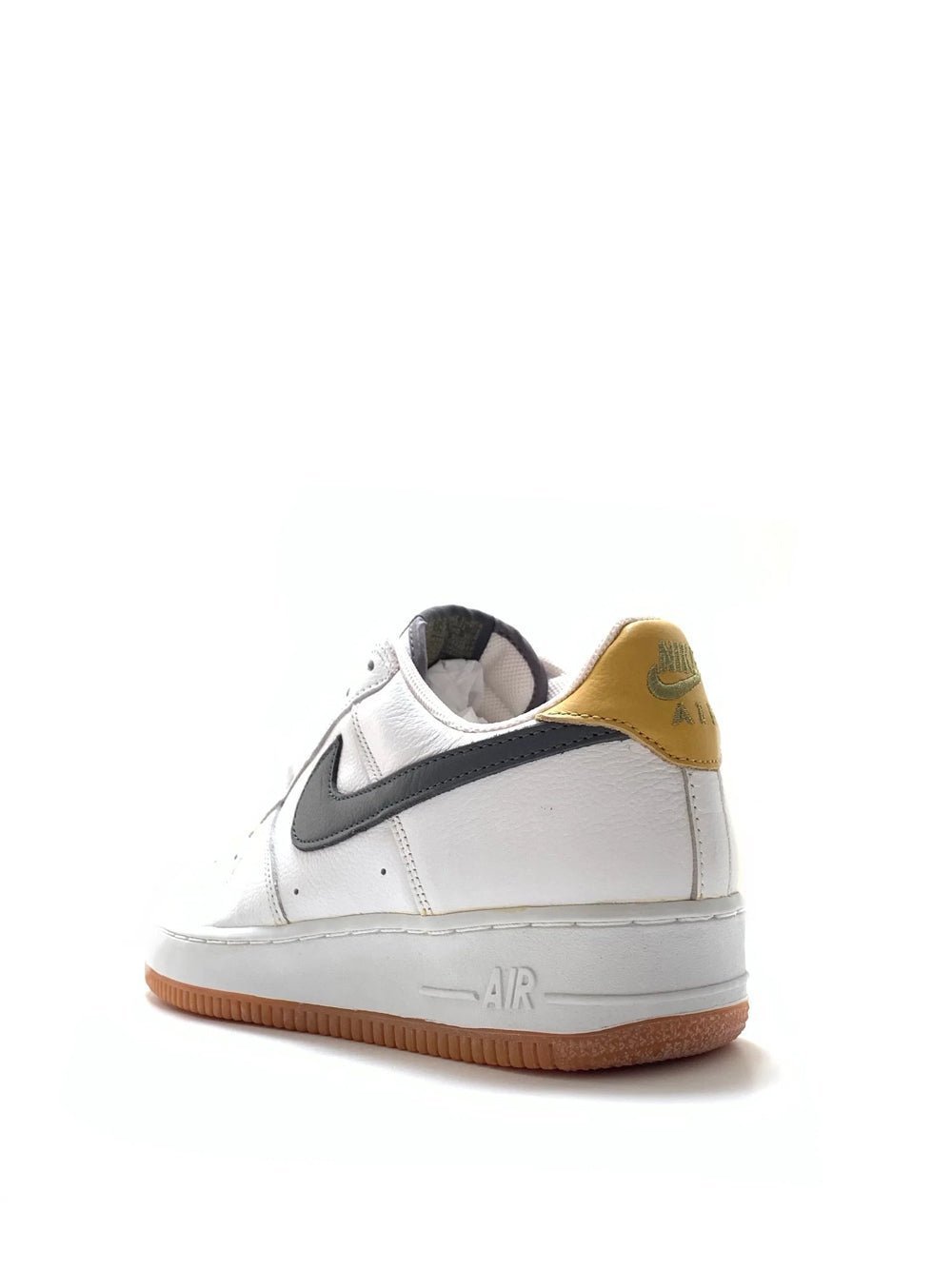 NIKE AIR FORCE 1 07 BLACK GOLD ACCENTS - Image 3